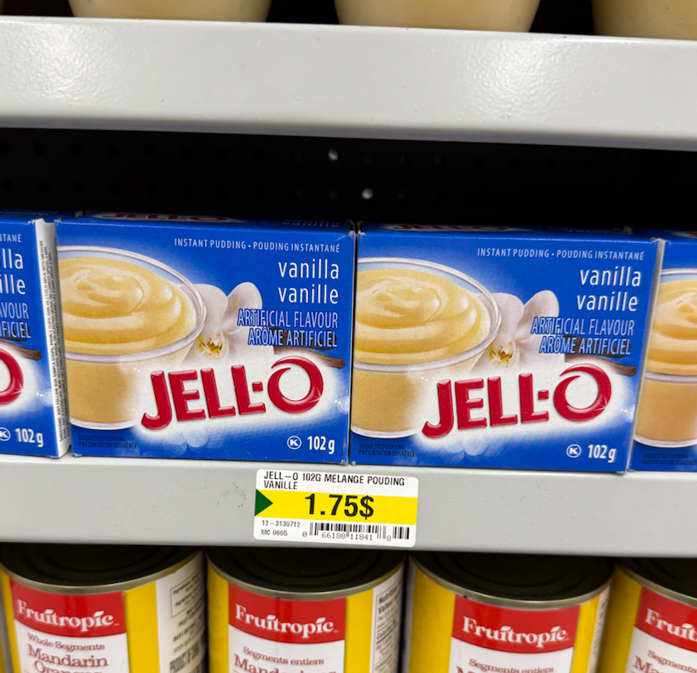 Poudings instantan\u00e9s Jell-O dans leur bo\u00eete en carton sur une \u00e9tag\u00e8re du Dollarama.