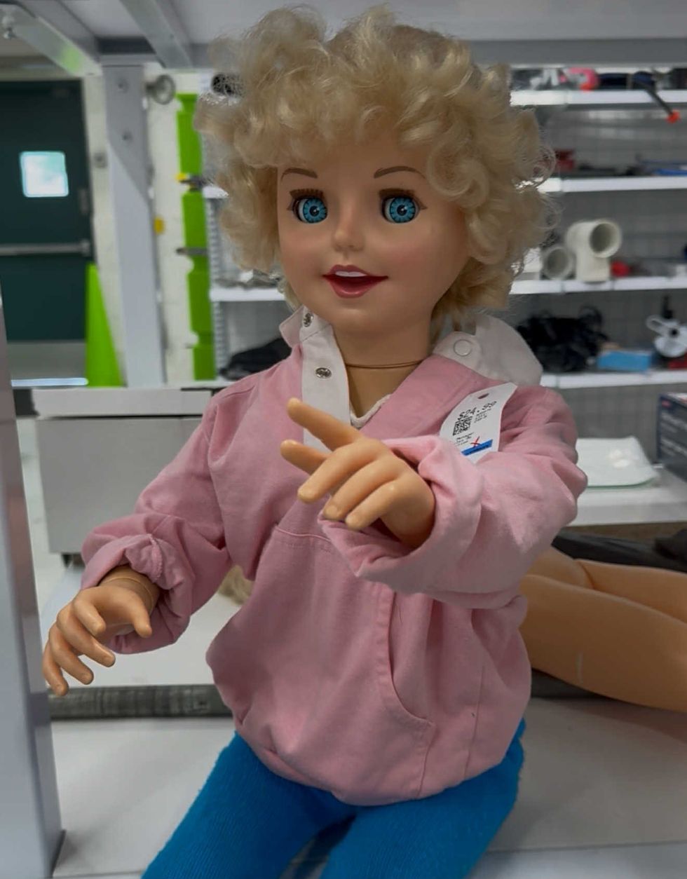 Poup\u00e9e vintage en vente au Village des Valeurs de Rosem\u00e8re.