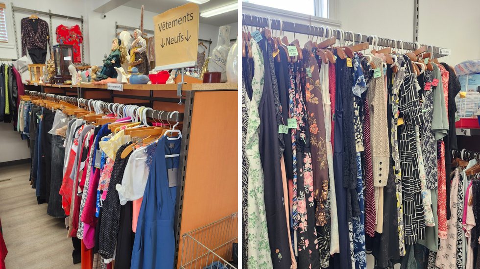 Pr\u00e9sentoir de v\u00eatements neufs en friperie. Droite : Des robes sur un pr\u00e9sentoir.