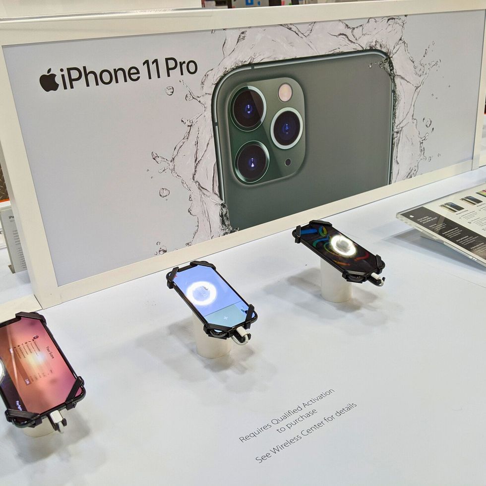 Pr\u00e9sentoir mettant en avant l'Apple iPhone 11 Pro et l'Apple Watch en vente chez Costco en 2020.