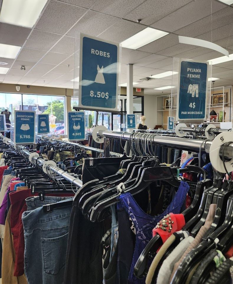 Pr\u00e9sentoir \u00e0 v\u00eatements divers.