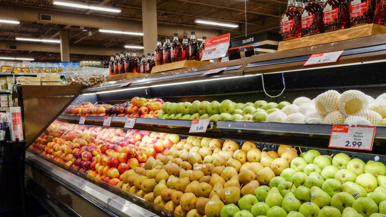 Présentoirs à fruits dans un supermarché au Canada.