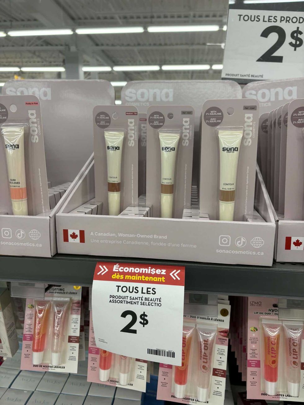 Produits de maquillage Sona Cosmetics, dont des contours et fards \u00e0 joues, affich\u00e9s \u00e0 2 $.