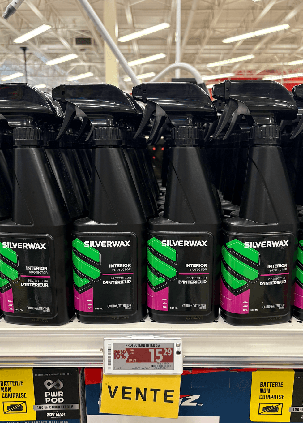 Protecteur d'int\u00e9rieur pour voiture Silverwax sur les tablettes du Canadian Tire.