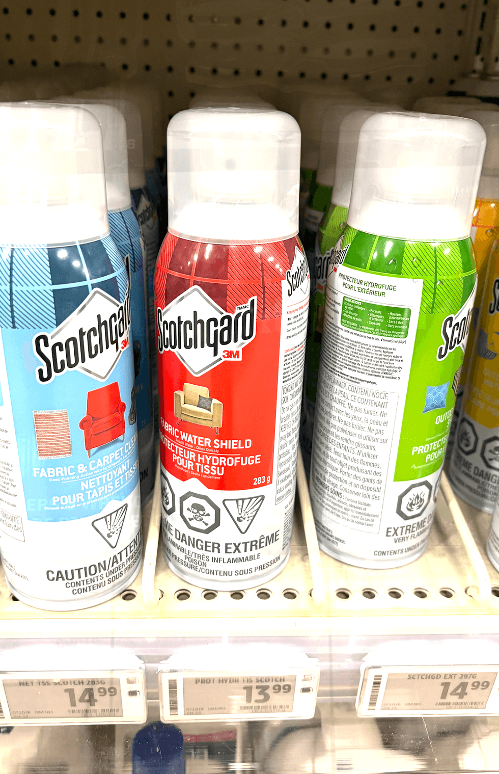 Protecteur hydrofuge pour tissu sur les tablettes du Canadian Tire.