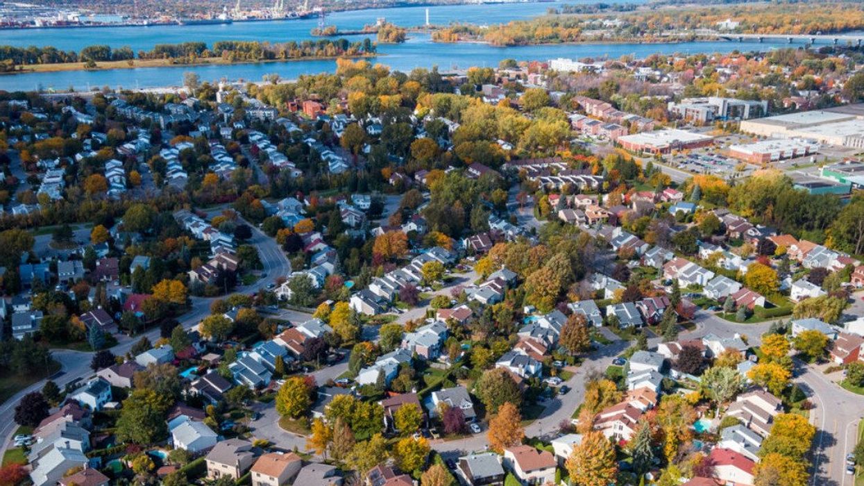 Quartier avec des maisons résidentielles au Québec en automne.