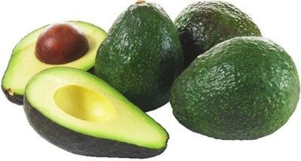 Quatre avocats sur fond blanc, dont un coup\u00e9 en deux.