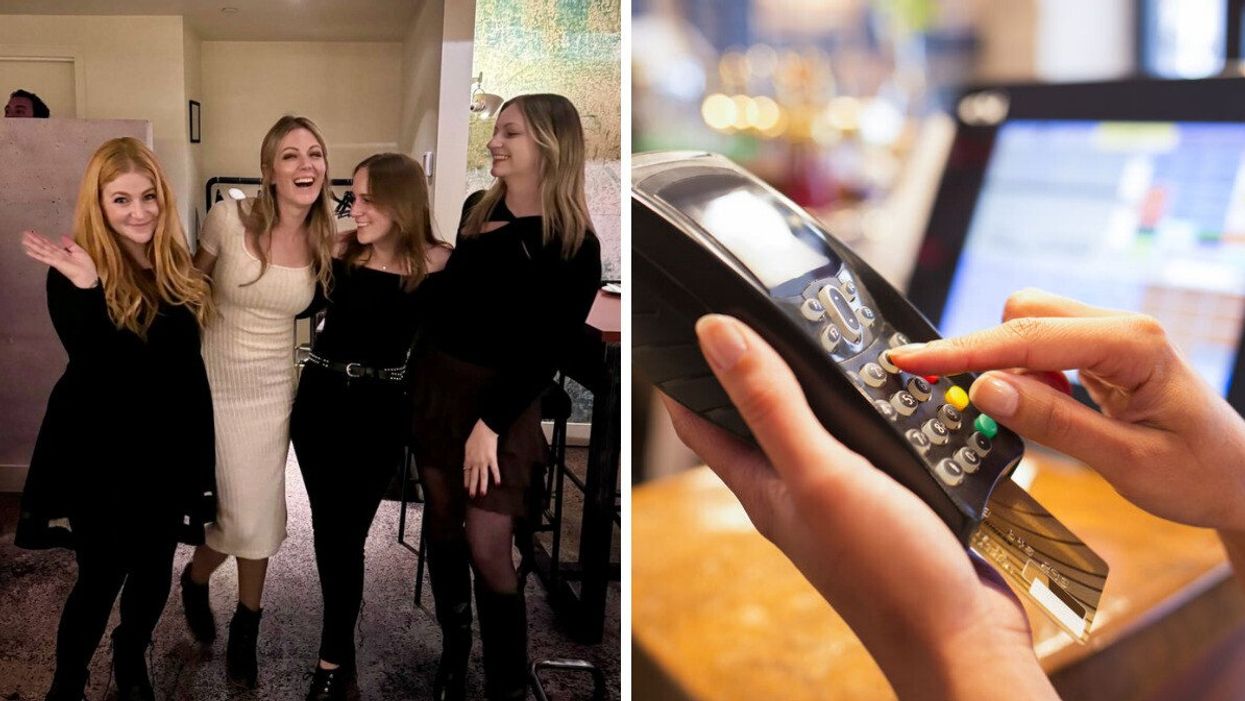Quatre personnes sont debout et prennent la pose en souriant. Droite: une main tient un terminal de paiement avec une carte de crédit.