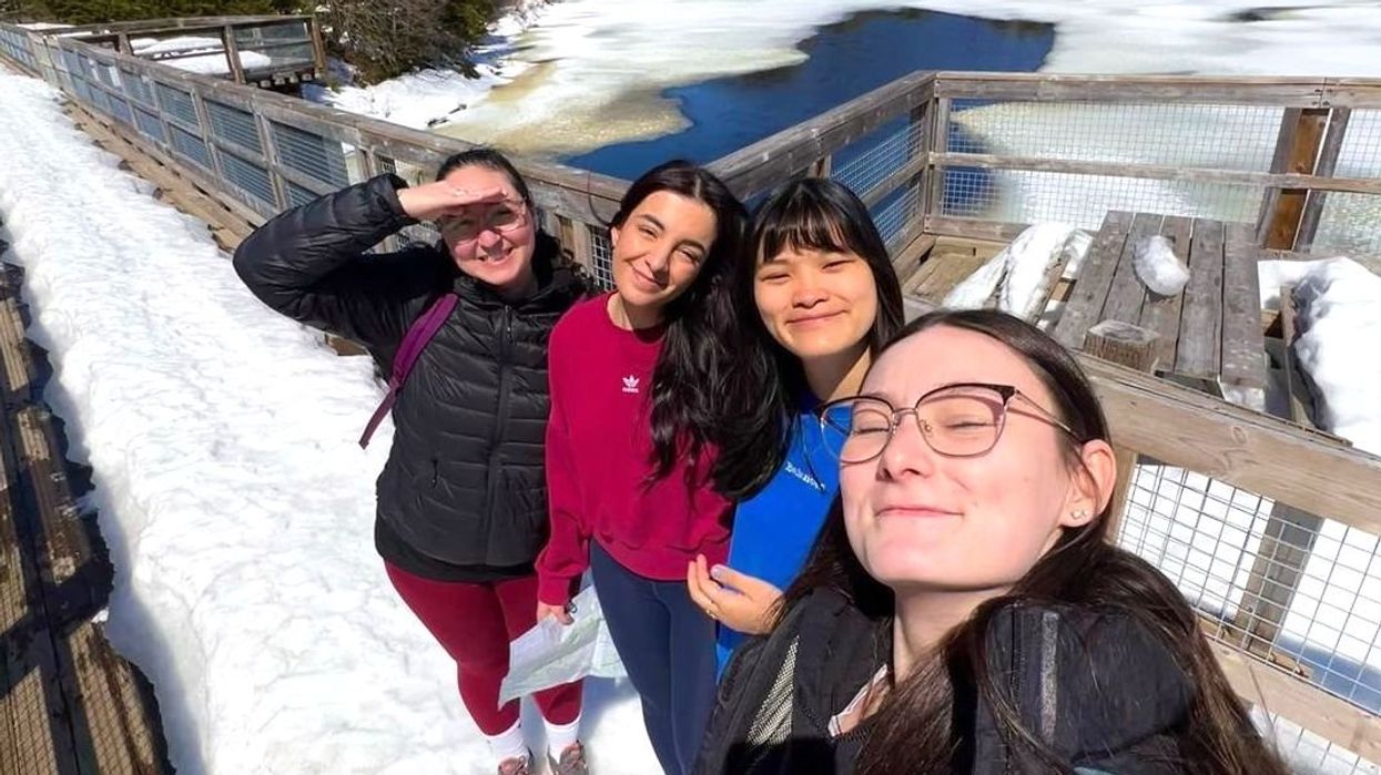 Quatre personnes sur une passerelle enneigée au parc national de la Jacques-Cartier.