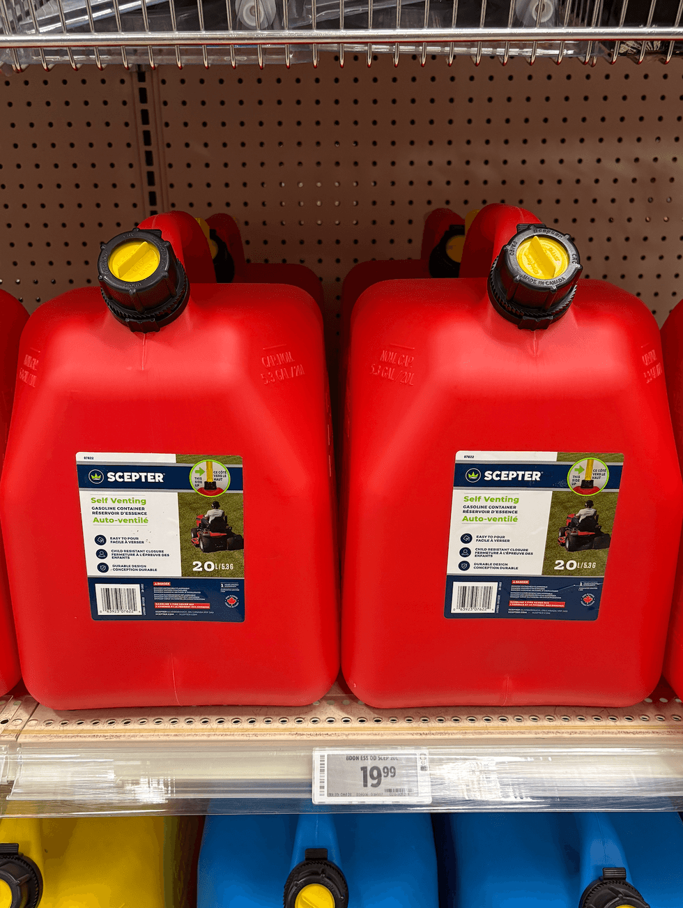 R\u00e9servoir d'essence auto-ventil\u00e9 sur les tablettes du Canadian Tire.