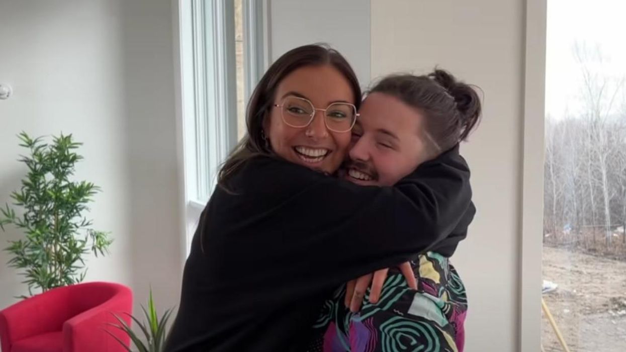 Rafaëlle Roy et Joffrey Charles s'embrassent lors du dévoilement de leur nouvelle maison.