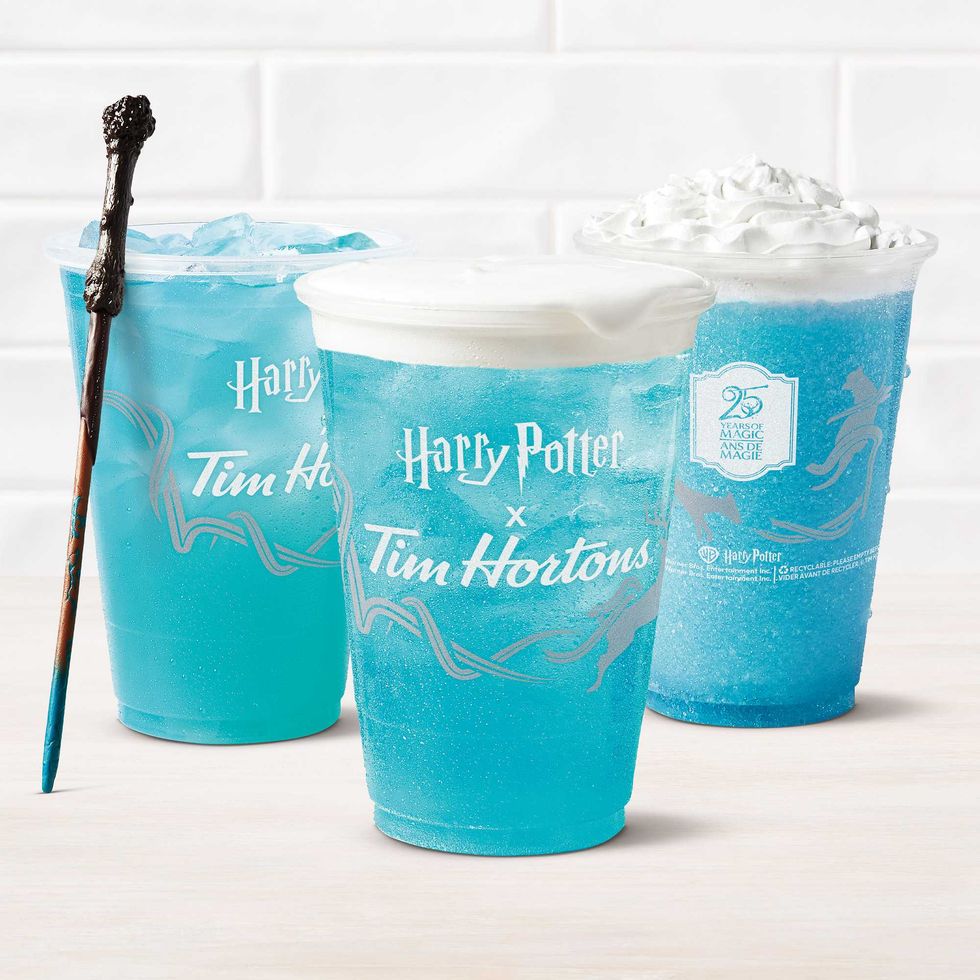 Rafra\u00eechiTim p\u00e9tillant du Patronus et le Rafra\u00eechiTim th\u00e9 glac\u00e9 For\u00eat interdite pour le menu Tim Hortons X Harry Potter.