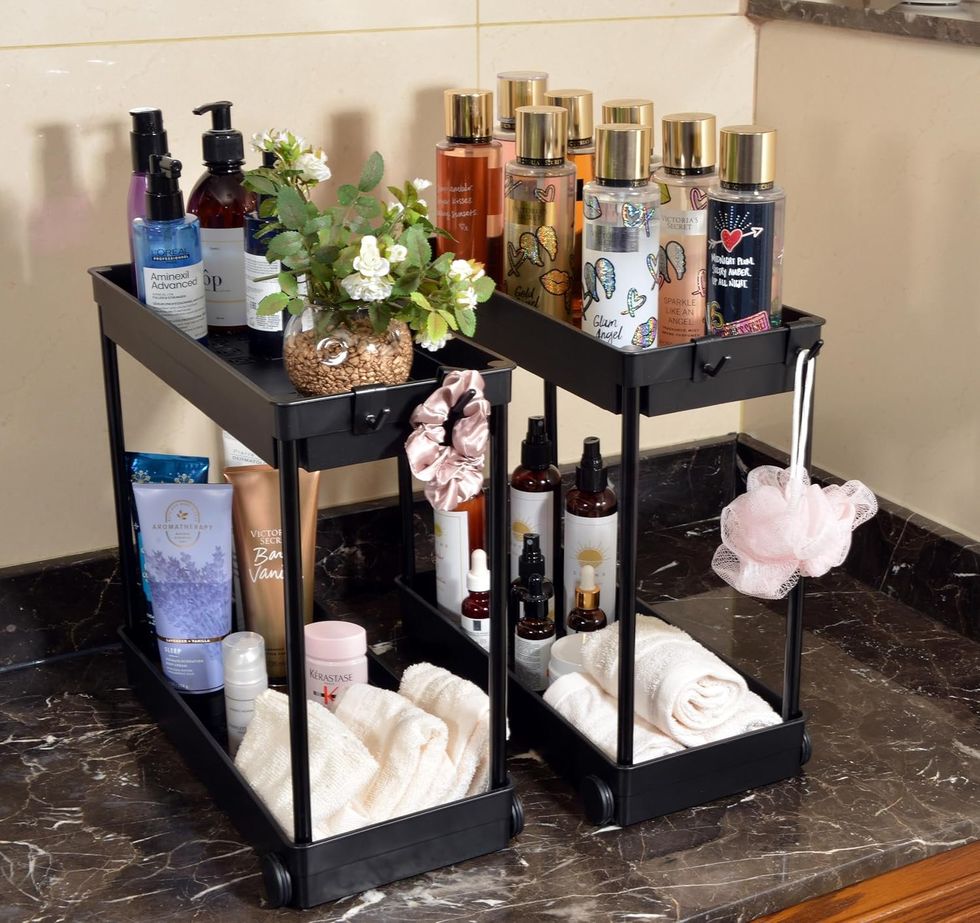 Rangement d'armoires \u00e0 deux \u00e9tages.