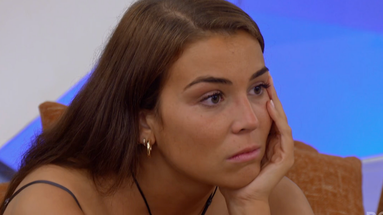 Rebecca d'Occupation Double, blessée après l'élimination.