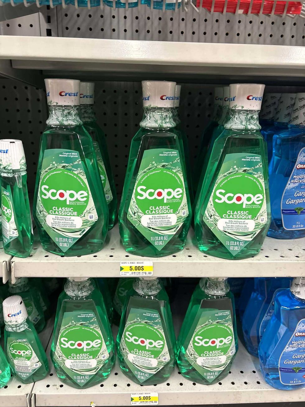 Rince-bouche Scope de Crest sur les tablettes du Dollarama.