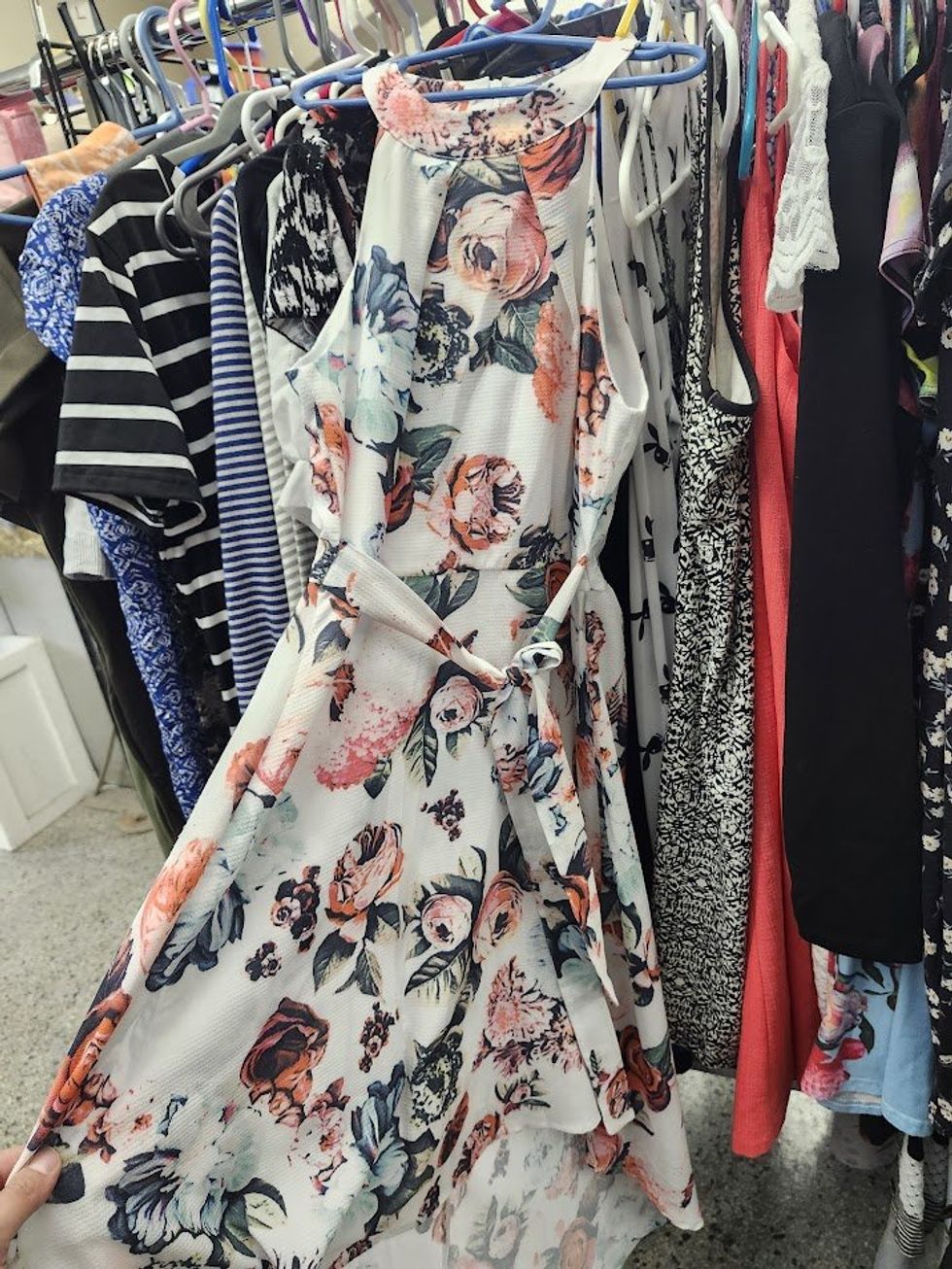 Robe fleurie coupe asym\u00e9trique.