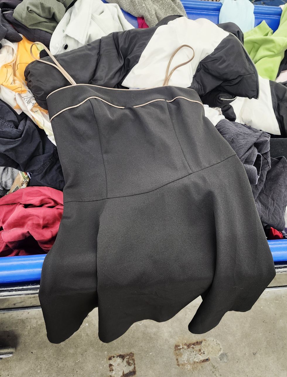 Robe noire dans un bac de l'entrep\u00f4t Renaissance \u00e0 Montr\u00e9al.