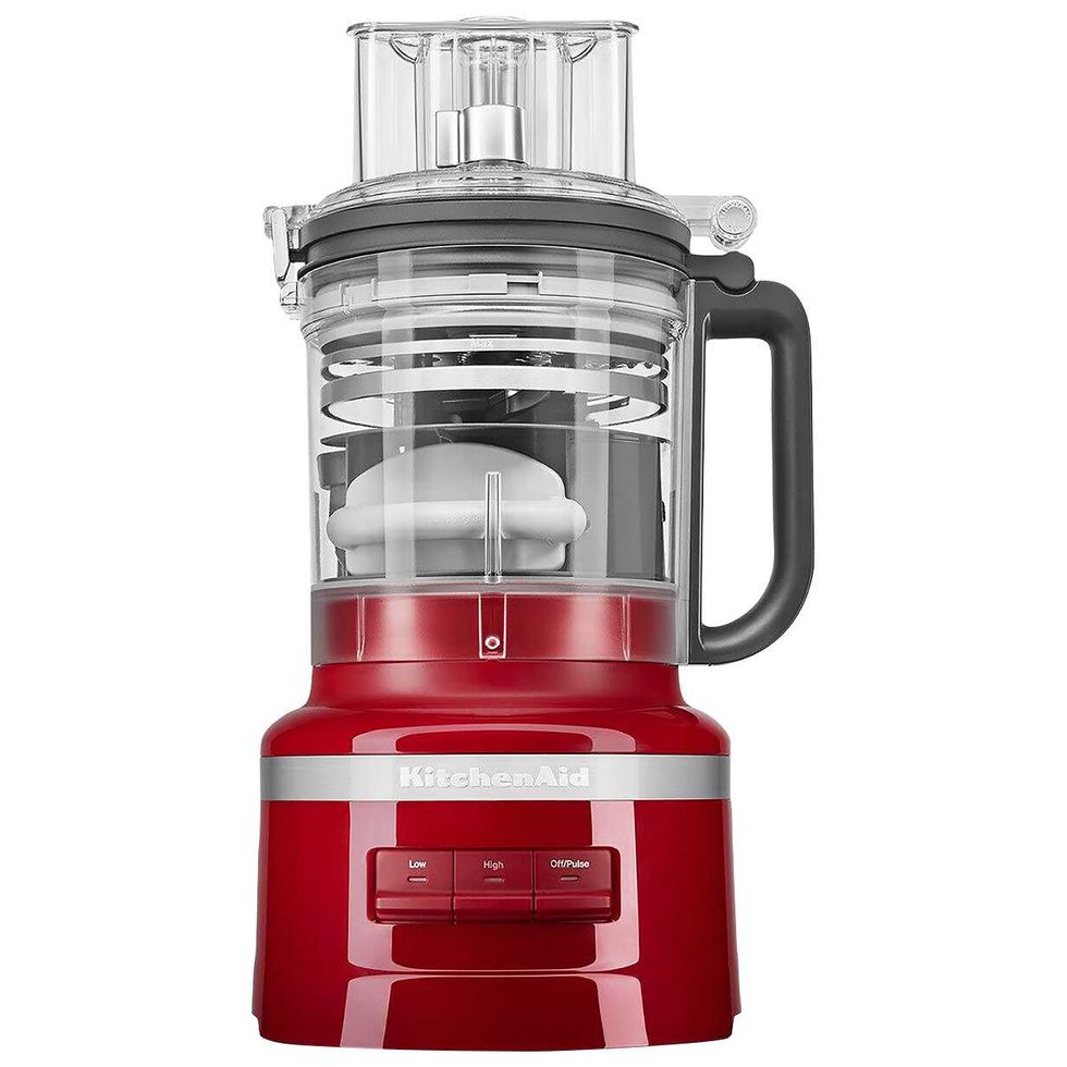 Robot culinaire KitchenAid rouge avec bol transparent et commandes de vitesse int\u00e9gr\u00e9es.