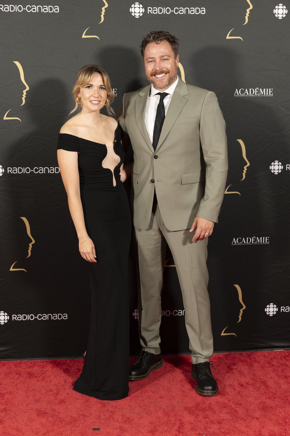 Rosalie Vaillancourt et son conjoint Olivier sur le tapis rouge des prix G\u00e9meaux.