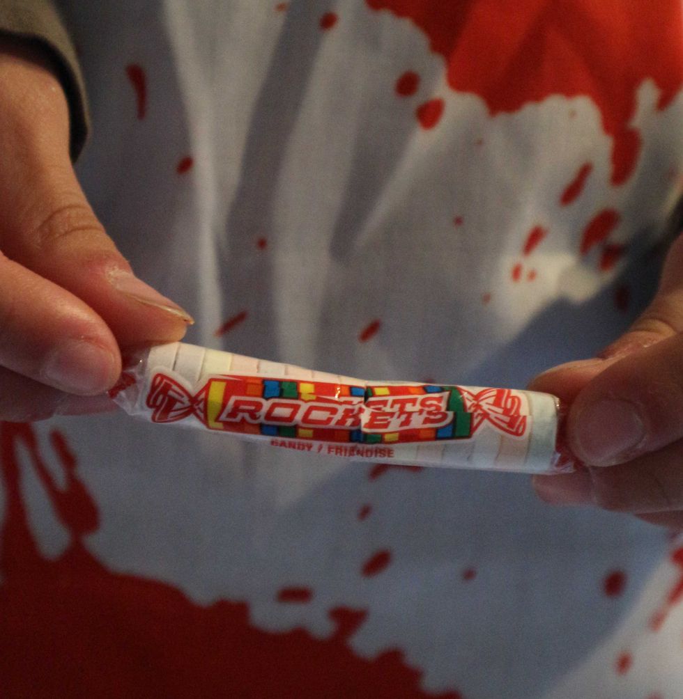 Rouleau de Rockets dans les mains d'un enfant.