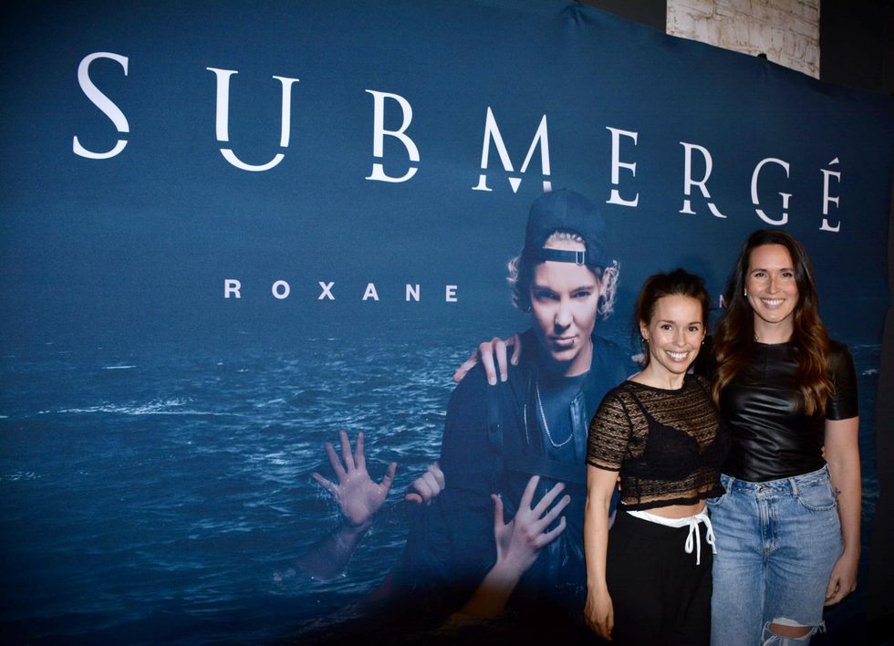 Roxane Gaudette-Loiseau et son amie qui posent devant l'affiche de Submerg\u00e9.