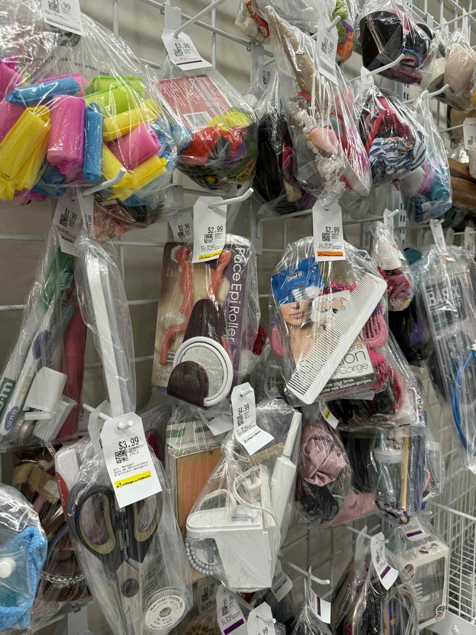 S\u00e9lection d'accessoires divers en vente au Village des Valeurs.