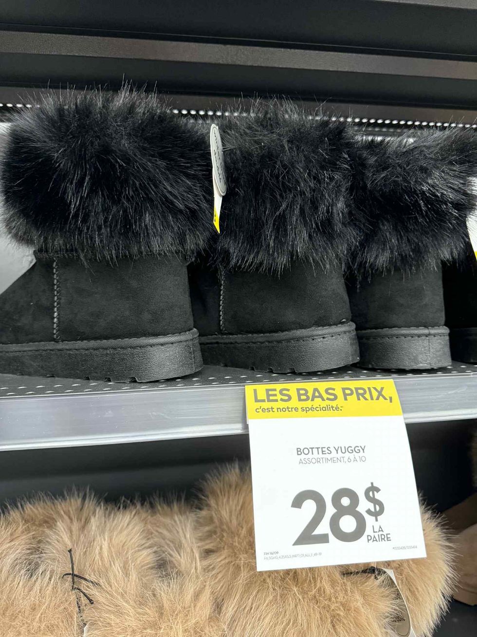 S\u00e9lection de bottes Yuggy offertes en beige et en noir, en vente chez Tigre G\u00e9ant.