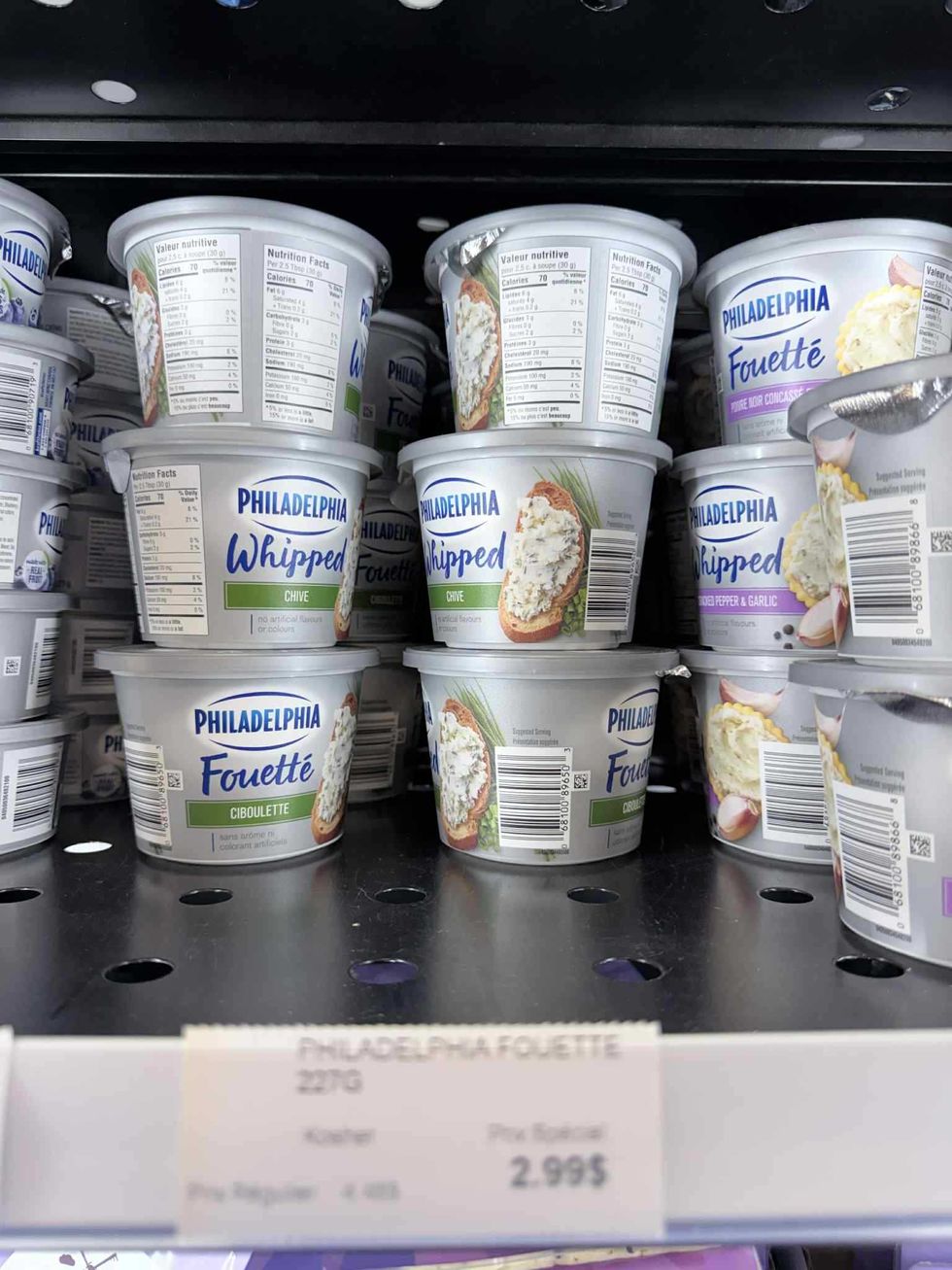 S\u00e9lection de fromage \u00e0 la cr\u00e8me foutt\u00e9 de la marque Philadelphia en vente pour 2,99 $ au Supermarch\u00e9 SavePlus.