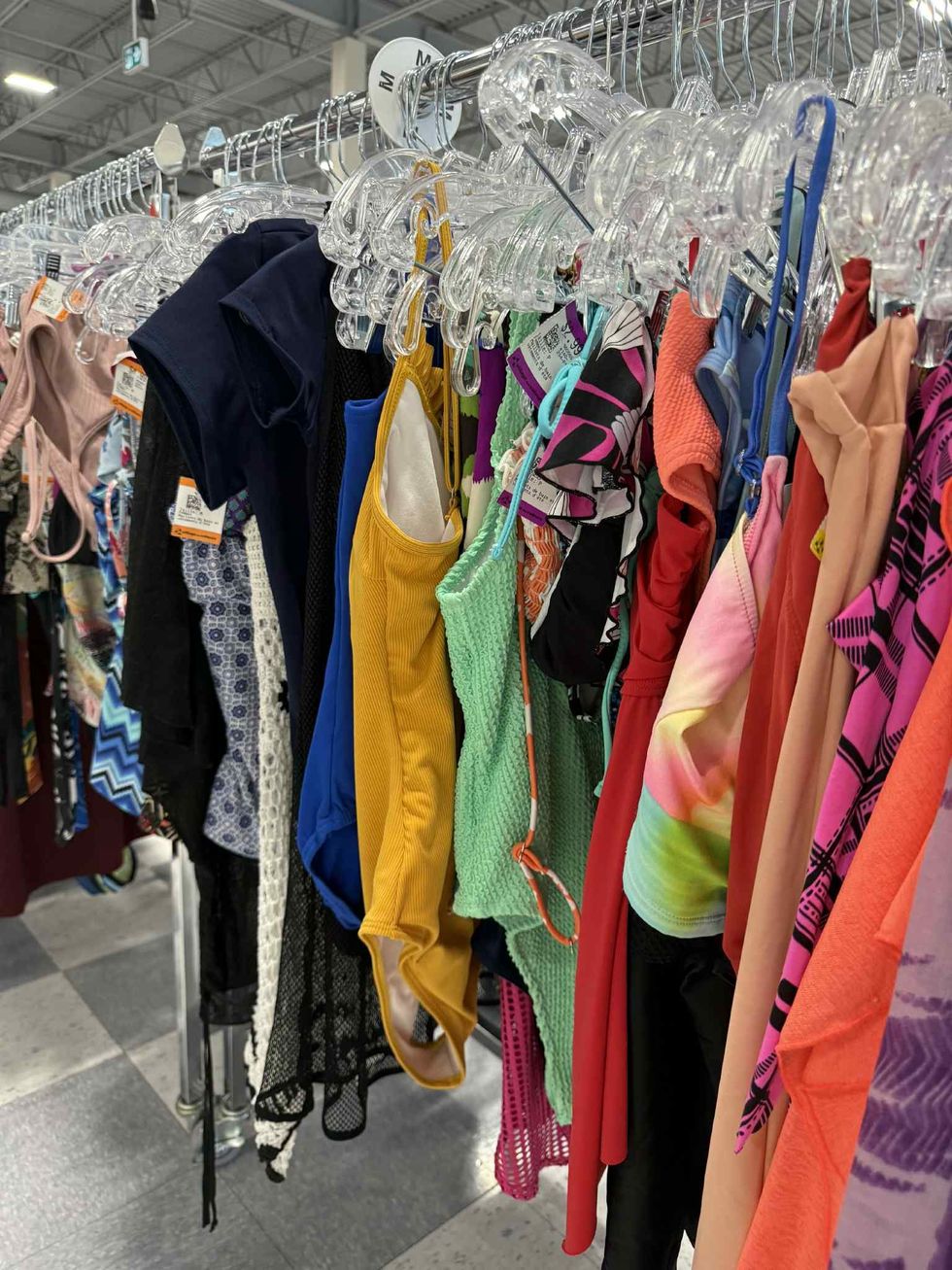 S\u00e9lection de maillots de bain pour femmes en vente \u00e0 la Fripe-Prix Renaissance de Rosem\u00e8re.