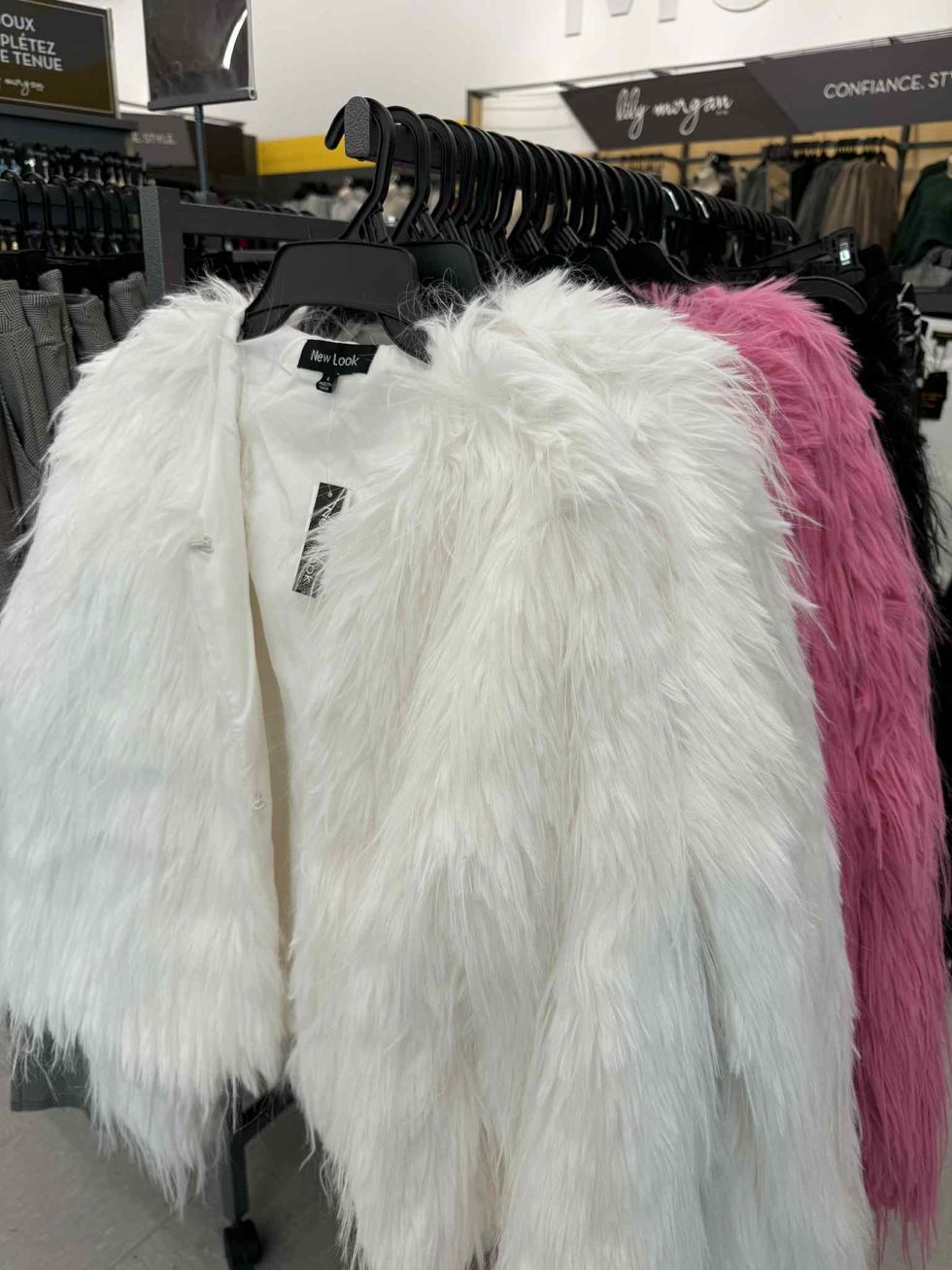 S\u00e9lection de manteaux courts en fausse fourrure, offerts en blanc, rose et noir, en vente chez Tigre G\u00e9ant.