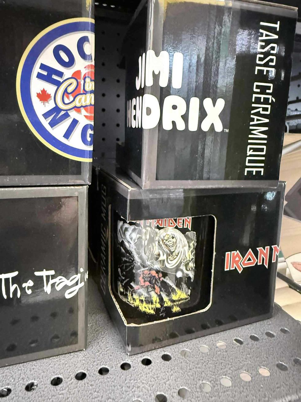 S\u00e9lection de tasses en c\u00e9ramique sous licens en vente au Tigre G\u00e9ant pour 8 $.