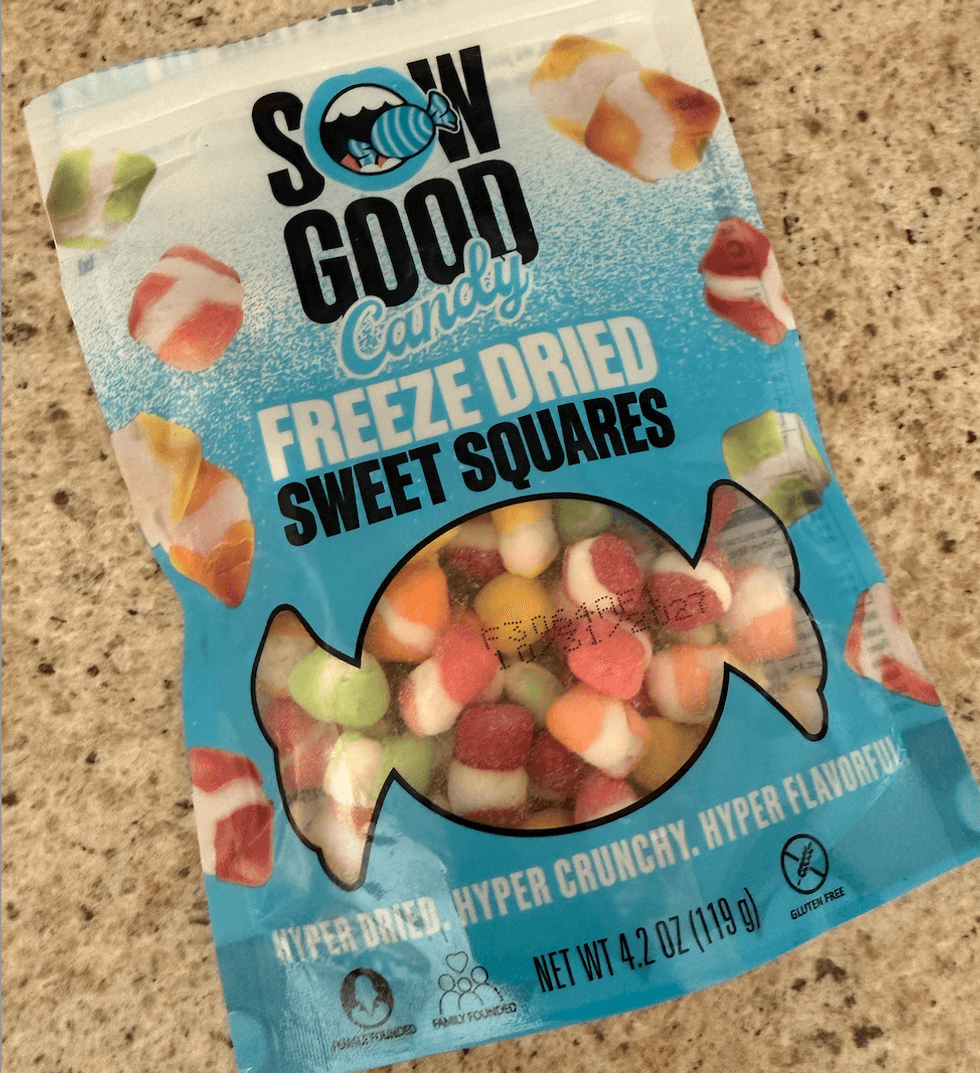 Sac de bonbons lyophilis\u00e9s color\u00e9s \u00ab Sow Good Candy Freeze Dried Sweet Squares \u00bb vendu au Liquidation Marie.