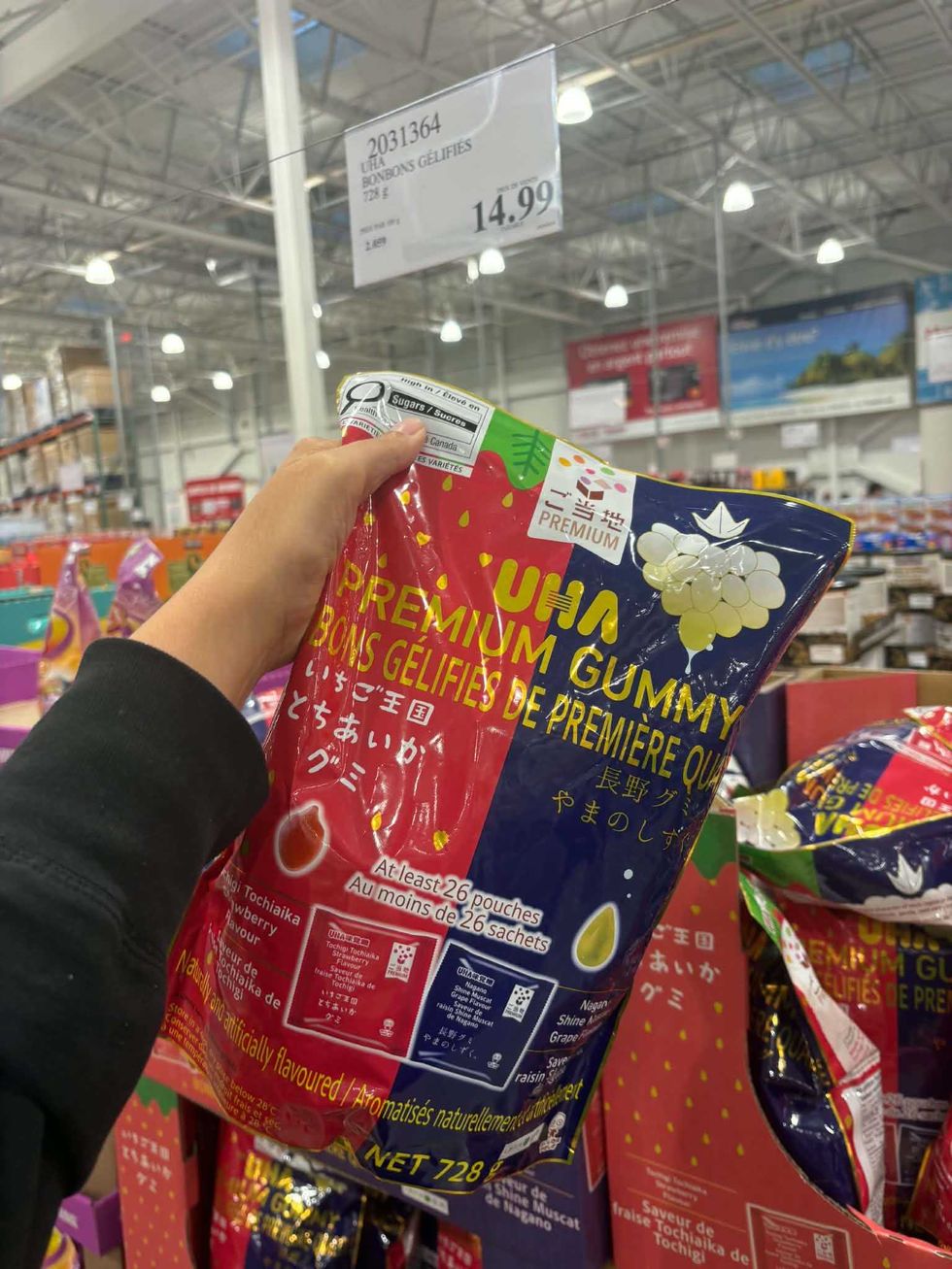 Sac de bonbons UHA Premium Gummy aux saveurs de fraise et raisin chez Costco