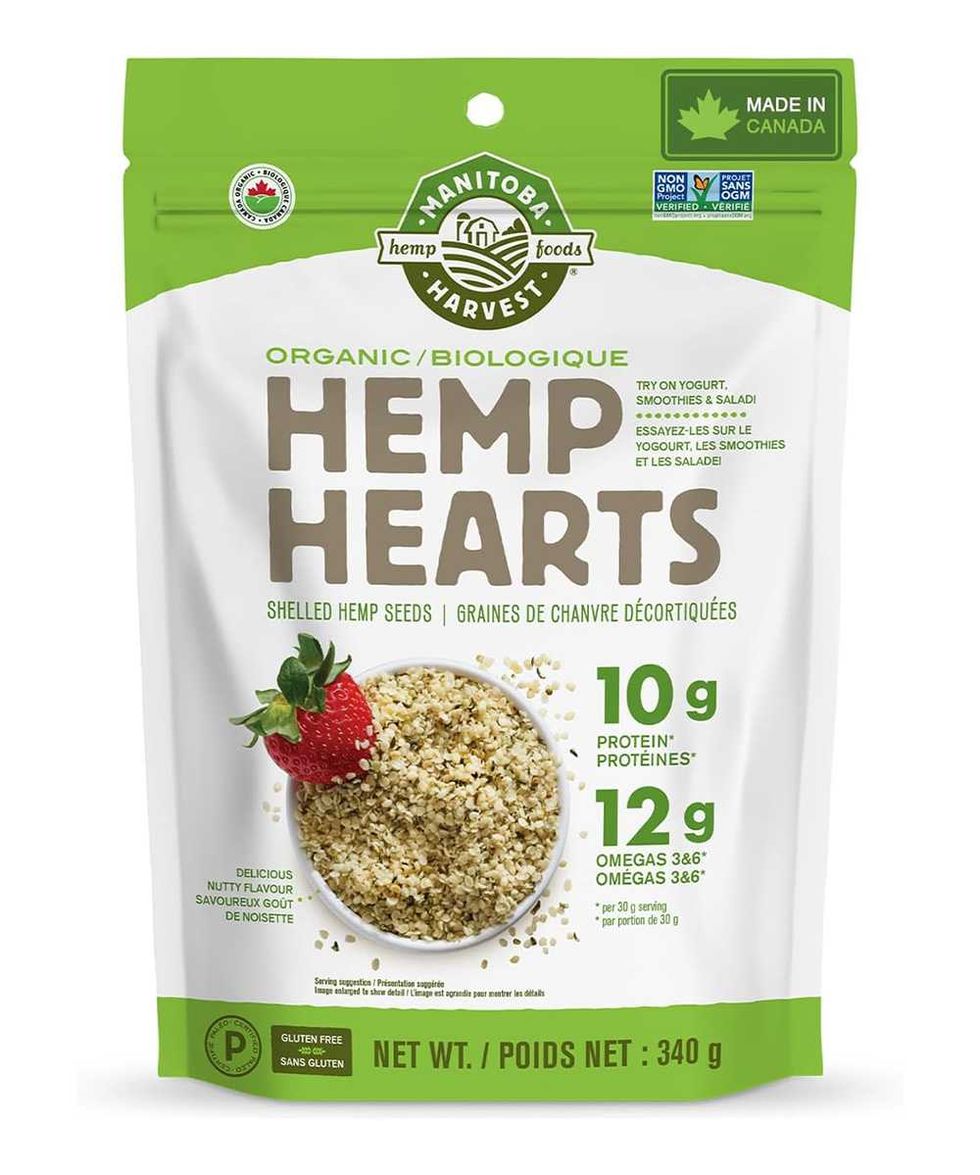 Sac de graines de chanvre biologiques Hemp Hearts sur fond blanc.