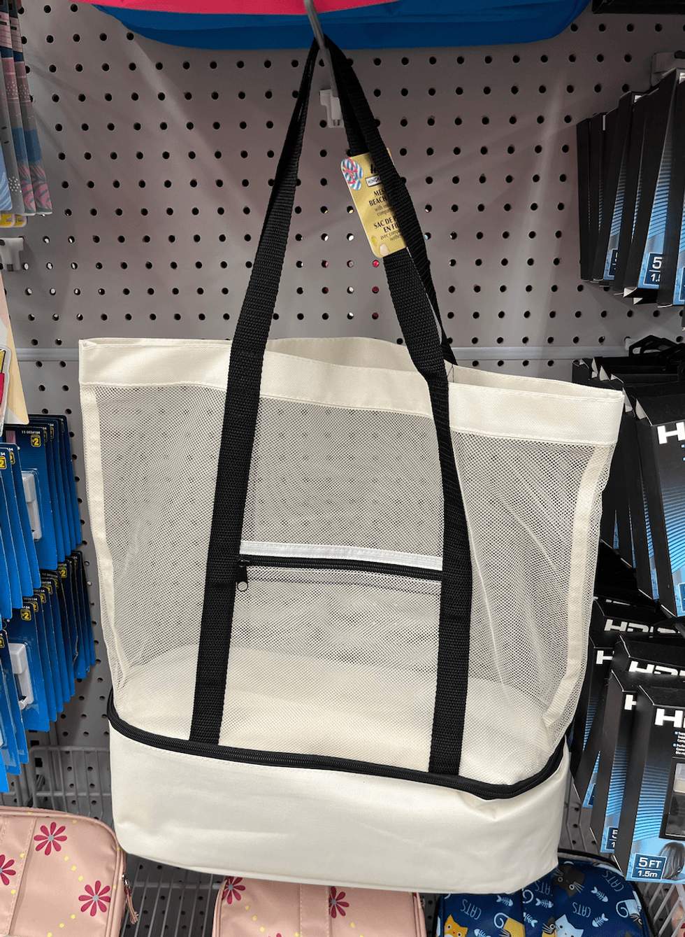 Sac de plage en filet beige sur un crochet dans les rayons du Dollarama.