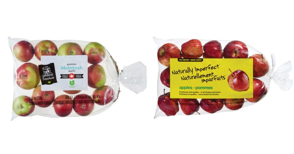 sac de pommes mcintosh Mon March\u00e9 Fraicheur sur fond blanc. droite : sac de pommes imparfaites Sans Nom sur fond blanc