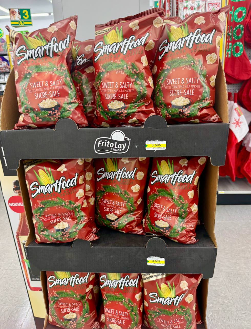 Sac de popcorn Smartfood saveur sucr\u00e9-sal\u00e9 \u00e9dition festive vendu au Dollarama.