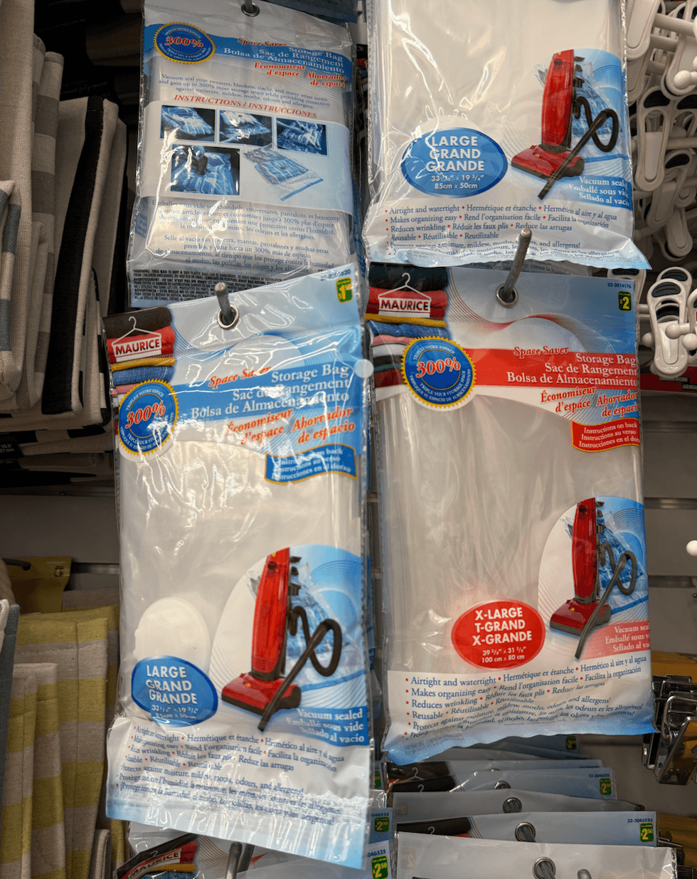 Sac de rangement sous vide sur les \u00e9tag\u00e8res du Dollarama.