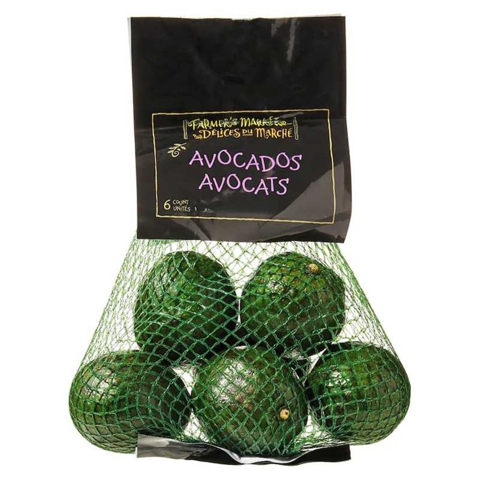 Sac de six avocats sur fond blanc.