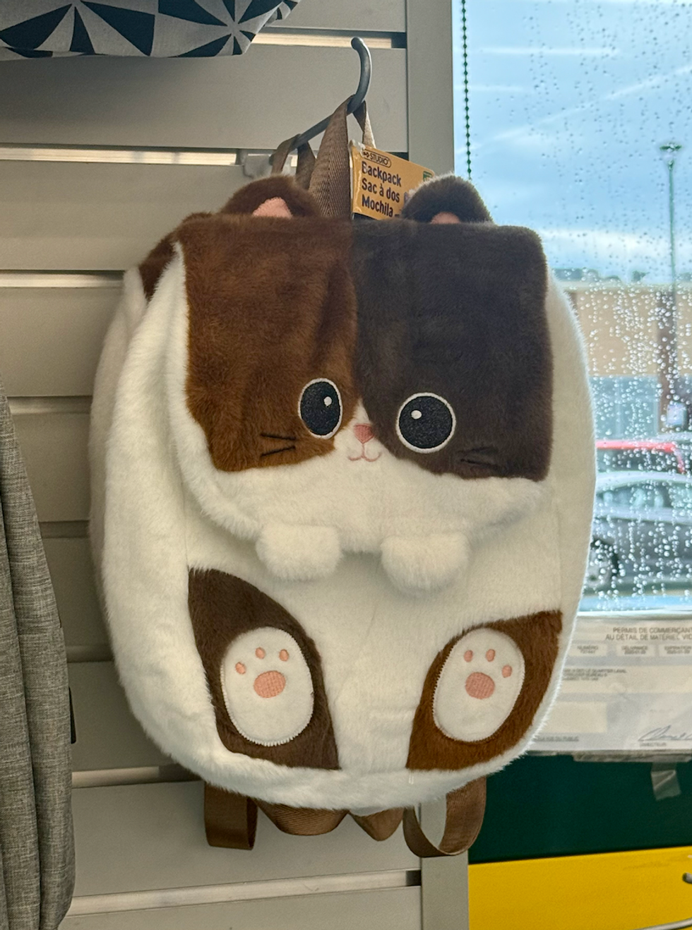 Sac \u00e0 dos en forme de chat brun et blanc.