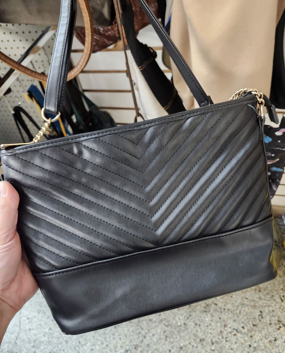 Sac \u00e0 main noir avec cha\u00eene dor\u00e9e.