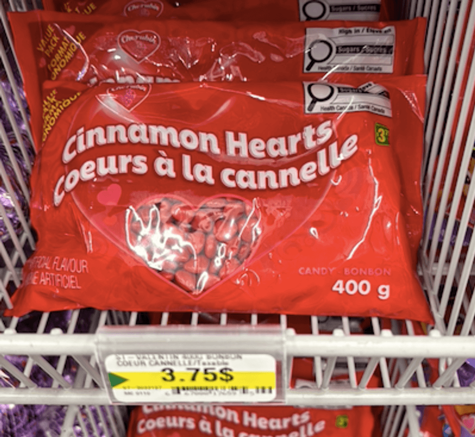 Sacs de bonbons coeurs \u00e0 la cannelle sur les tablettes du Dollarama.