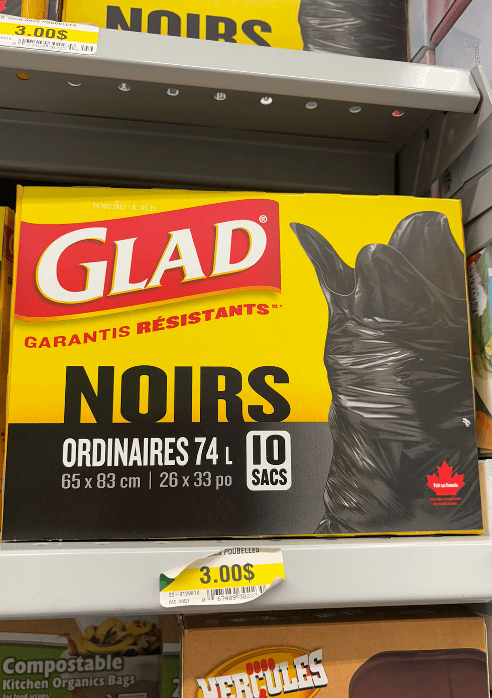 Sacs poubelles Glad sur les tablettes du Dollarama.
