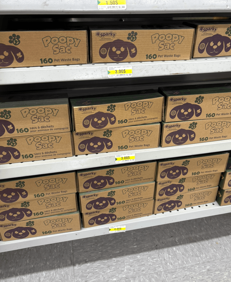 Sacs \u00e0 d\u00e9chets Poopy sac sur les tablettes du Dollarama.