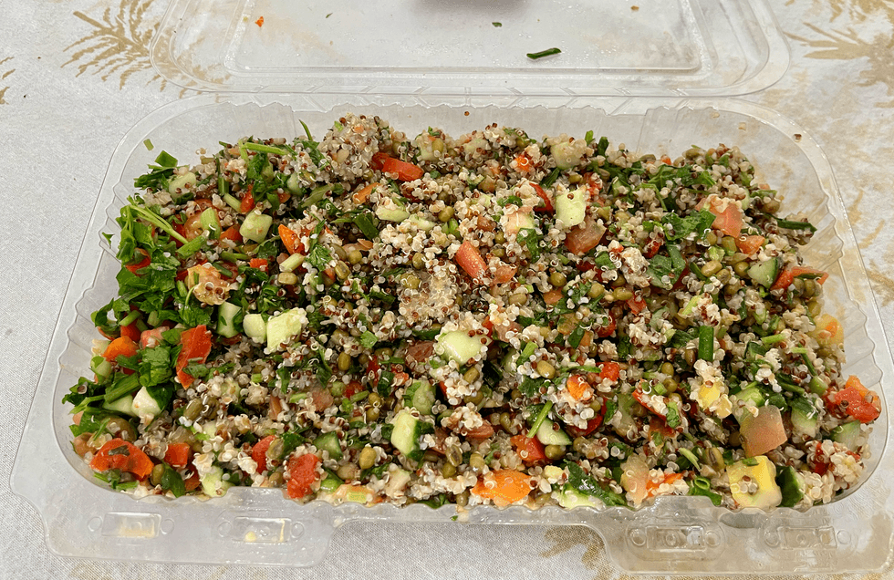 Salade de quinoa du Costco dans son emballage.