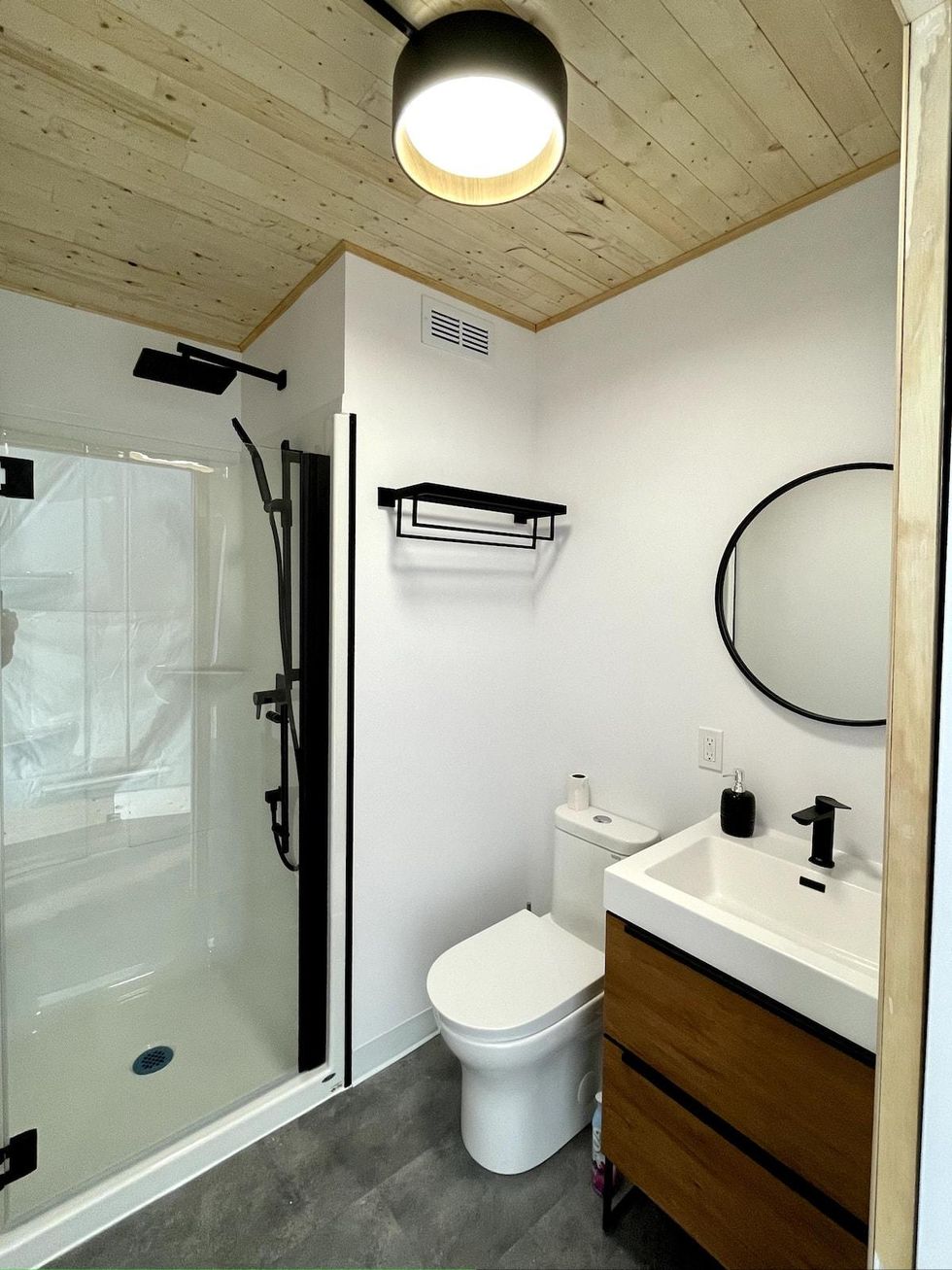 Salle de bain du d\u00f4me Pax \u00e0 Chibougamau sur Airbnb.