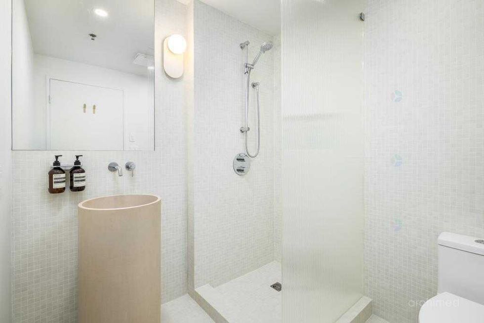 Salle de bain moderne et \u00e9pur\u00e9e tout juste r\u00e9nov\u00e9e au design contemporain.