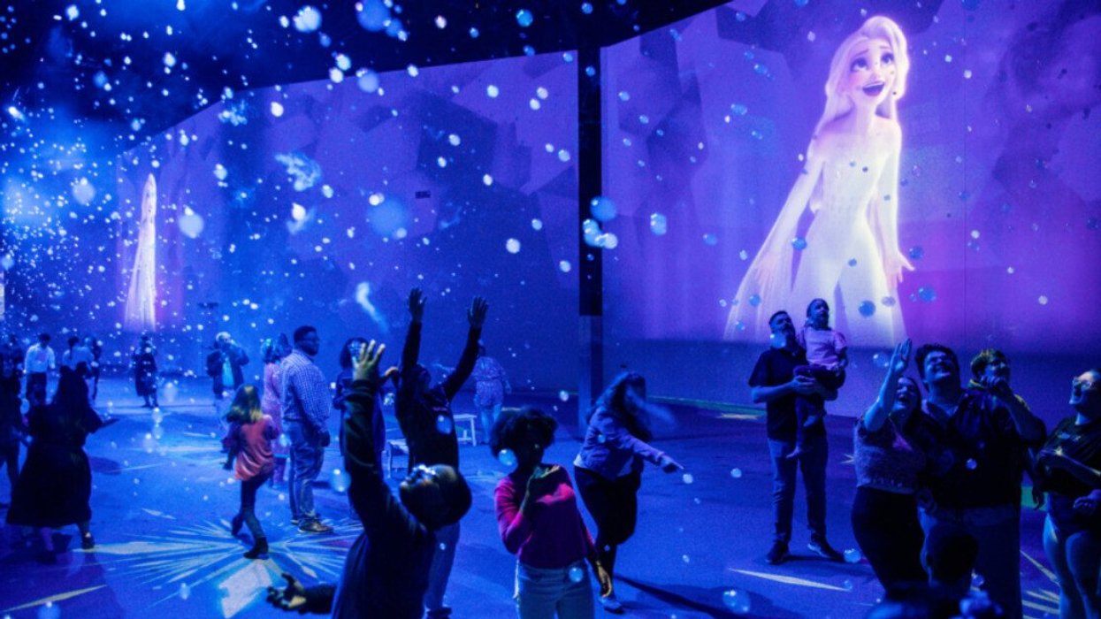 Salle de l’exposition Immersive Disney Animation montrant Elsa La Reine des neiges sur le mur.