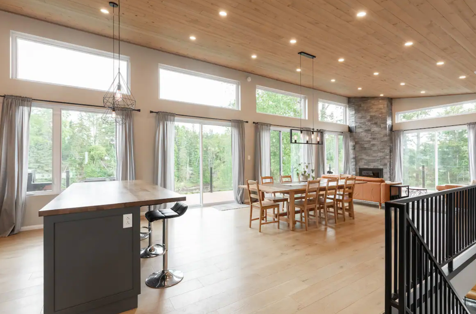 Salle \u00e0 manger et salon d'un chalet moderne.