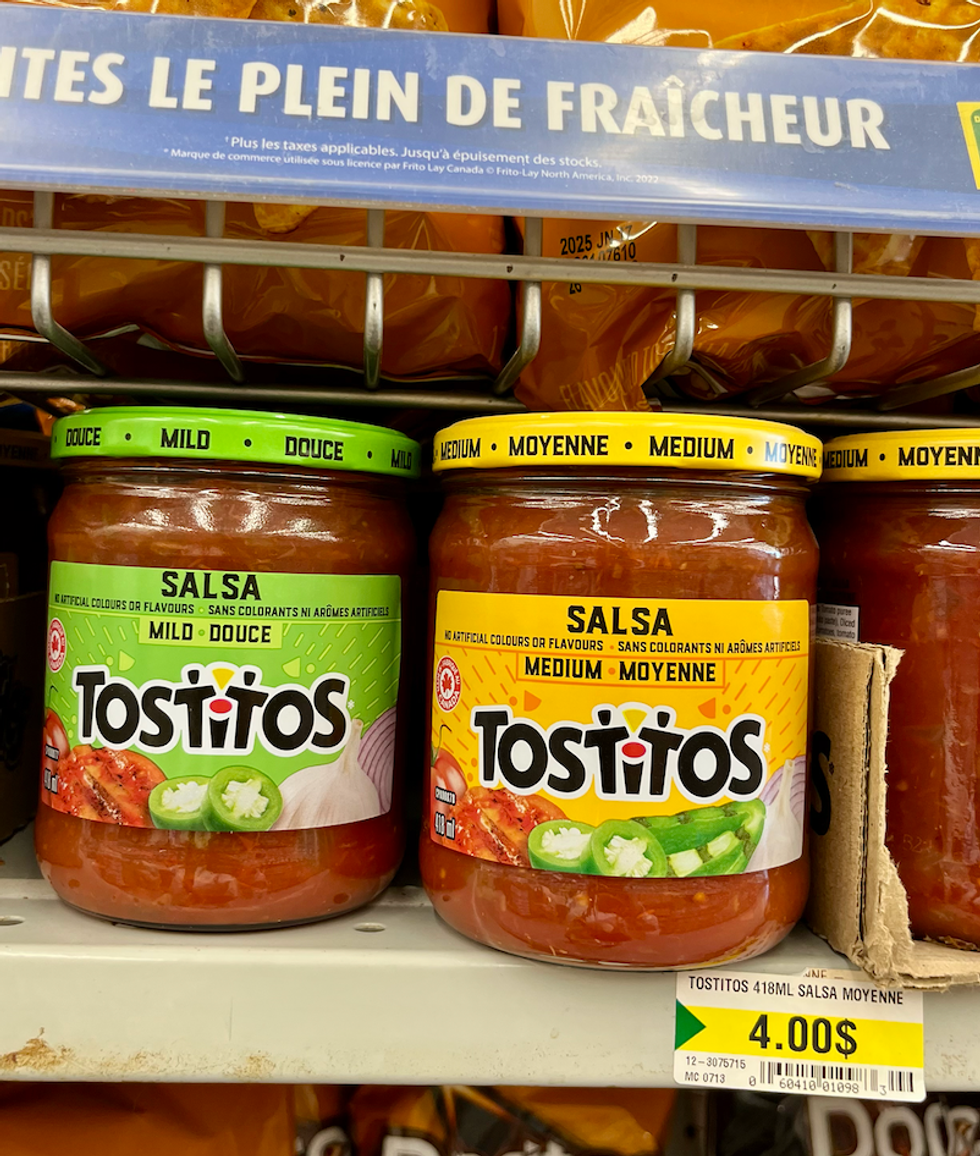 Salsa Tostitos douce et moyenne sur les tablettes du Dollarama.